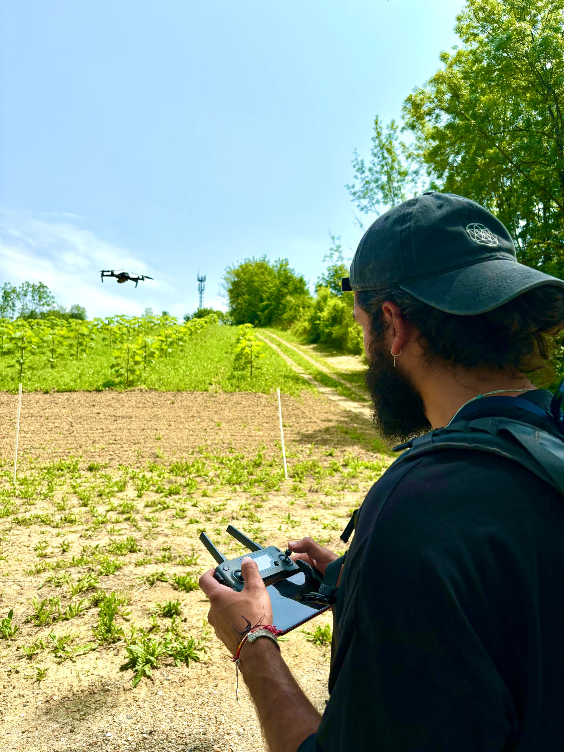 Lors de projet nécessitant du drone, notre droniste qualifié réalise les rushs vidéos dans le cadre réglementaire.