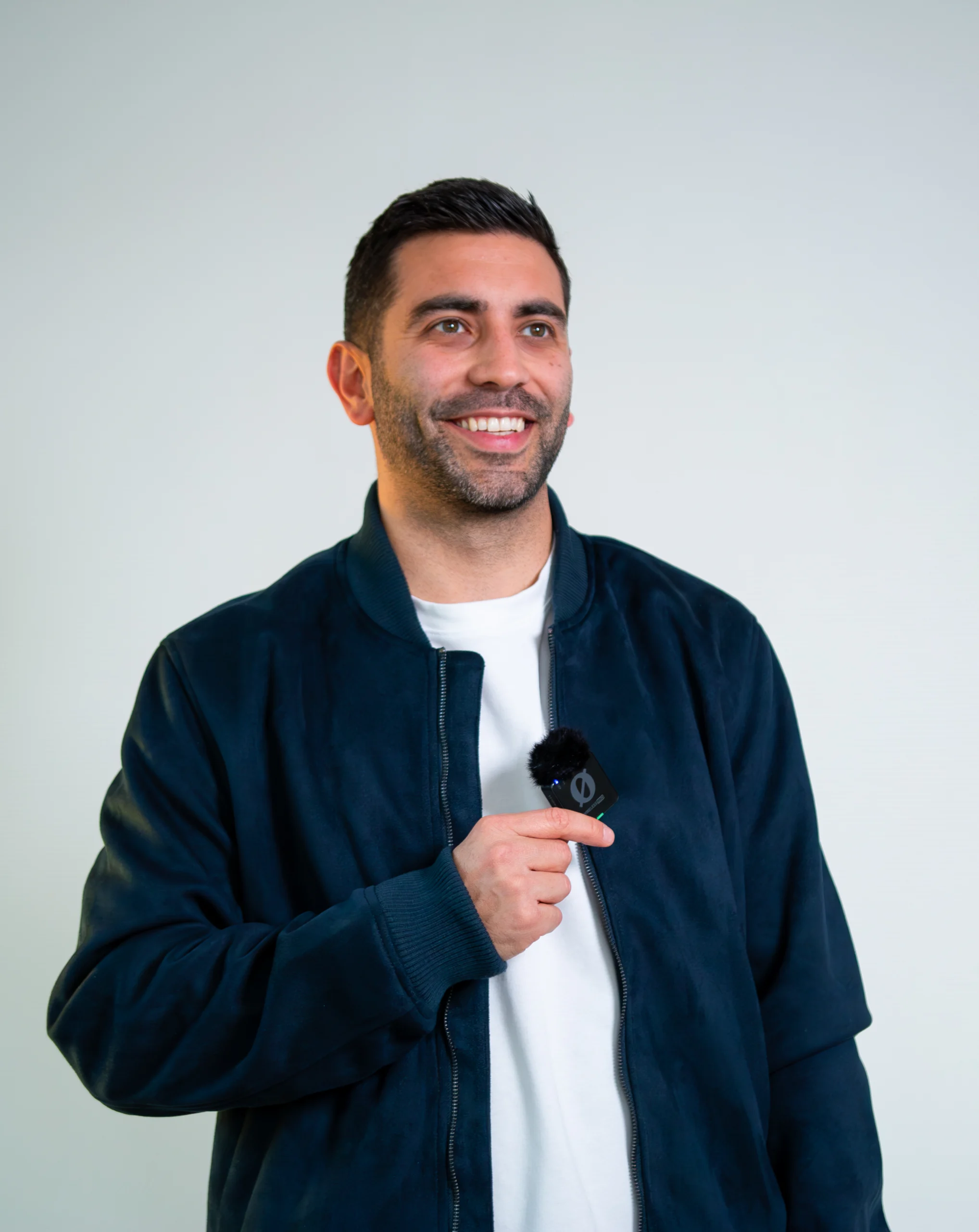 Rafaël De Oliveira vous accompagne pour vous proposer les storyboards les plus adaptés à vos besoins. Il sera à votre contact tout au long de votre projet pour vous aider à organiser les tournages, préparer les intervenants et enregistrer la partie audio du tournage.
